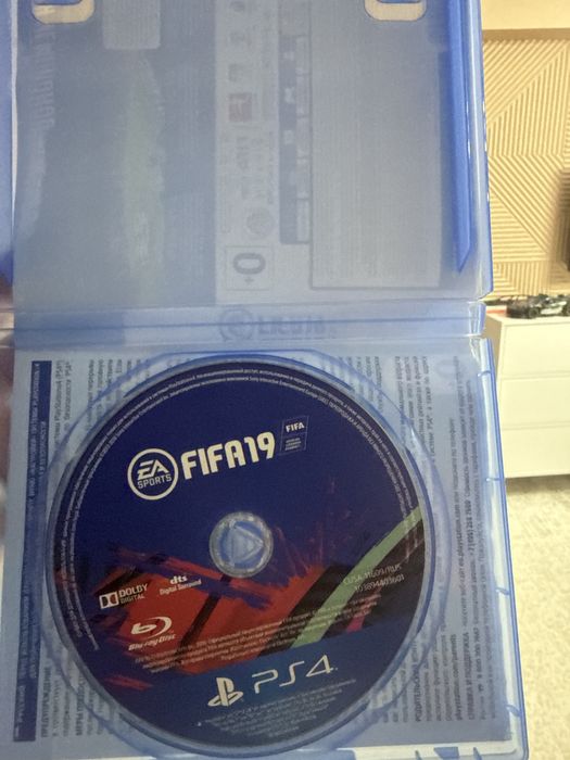 Продаю фифа 19 в хорошем состояний,на пс 4