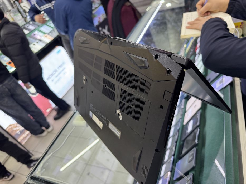 Ноутбук сотилади