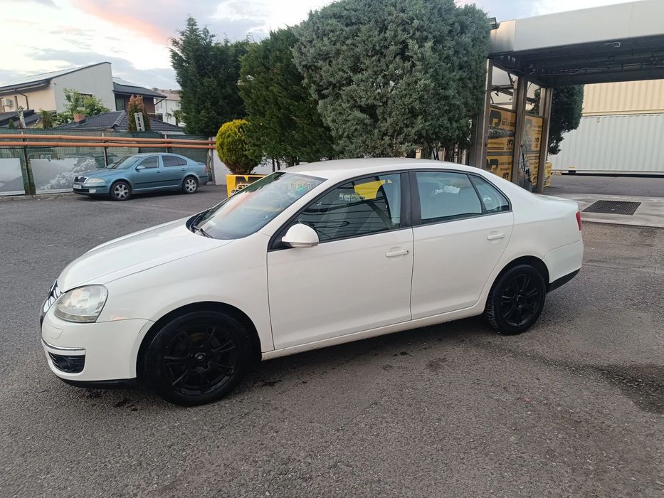Volkswagen Jetta Vând 2 Mașini: VW Jetta 1.9 Diesel ȘI VW Golf 5 Break 1.6 benzină+GPL