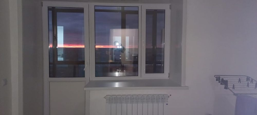 Продам оконную раму с дверью