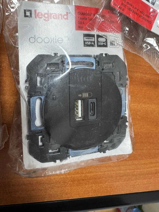 Priza dubla cu incarcare USB, tip A+C, negru, Legrand