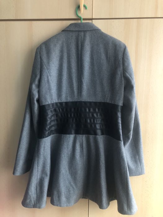 Palton gri cu detaliu în talie