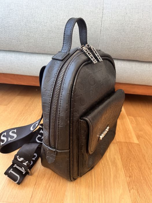 Черна раница Guess