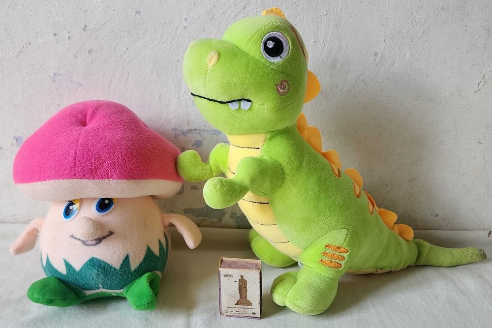 Игрушки - динозаврик, гриб, Суперкрошка и Царевна-лягушка,по 20000 сум