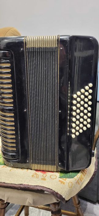 Акордеон WELTMEISTER 40 баса с куфар