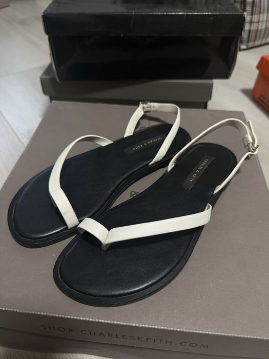 Продам сандалии Charles&keith