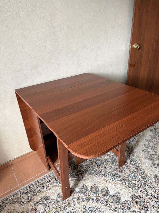 Продам стол книжку