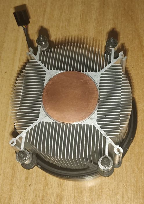 AMD Ryzen 7 3700X (8 ядра / 16 нишки) + стоков охладител