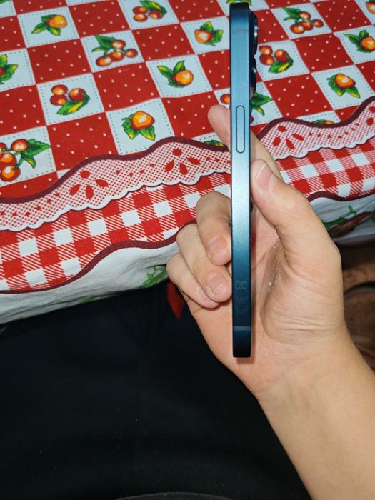 Vând iPhone 14 cu display spart