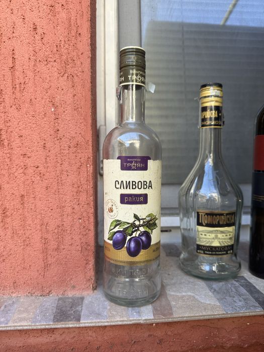 Празни бутилки от ракия и уиски