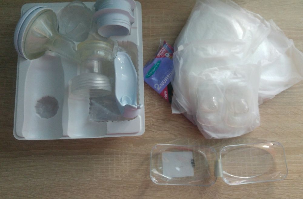 Помпа за кърмачки и силиконови протектори Avent