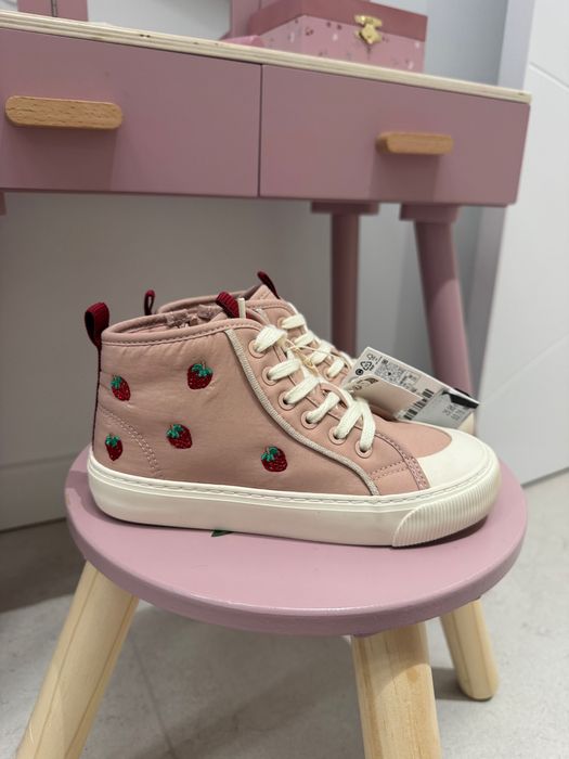 Нови кецове за момиче на марката Зара. Размер 29.