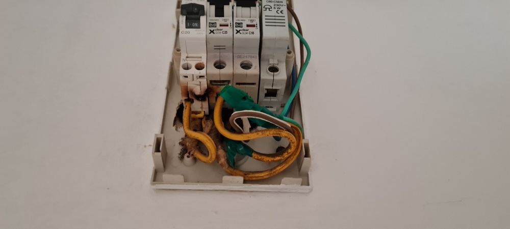 Lucrări Electrice  | Prize • Întrerupătoare • Lustre • Tablouri Electrice • Intervenții Rapide