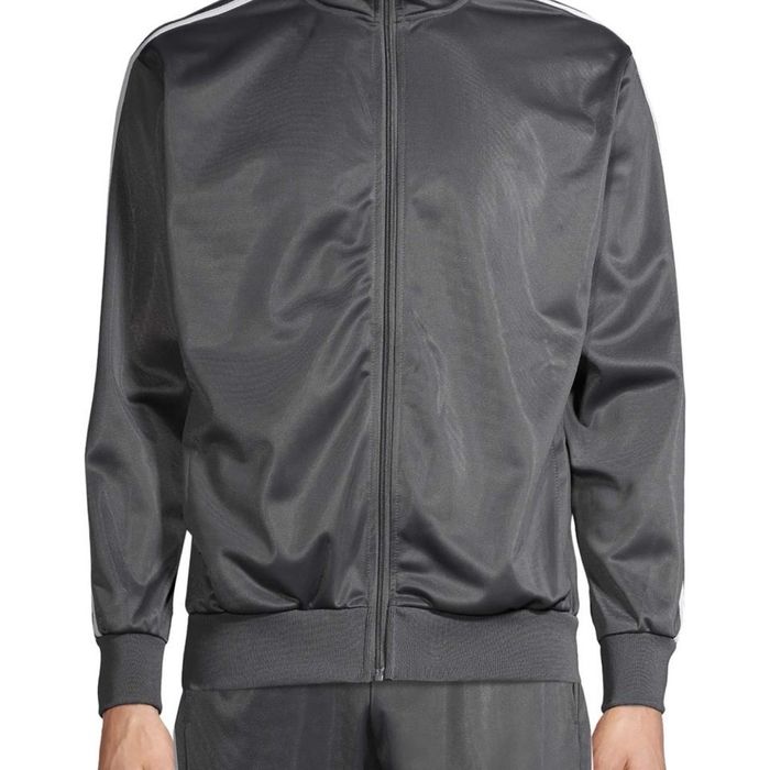 Оригинальные спортивные ветровки на молнии.