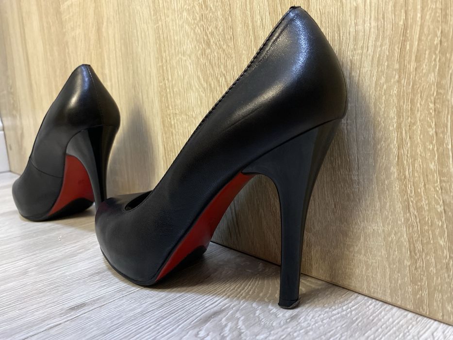 Черные туфли с красной подошвой