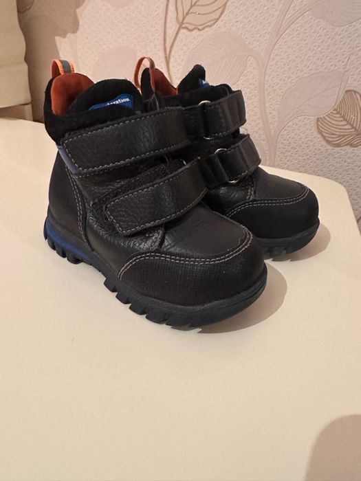Отдам детскую зимнию обувь в хорошом состояние также имеются кросовк