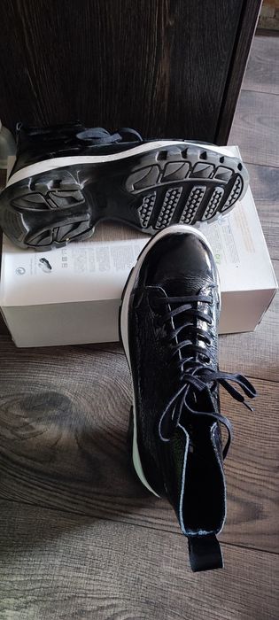 Дамски маратонки и боти по 15 и 20 лв
