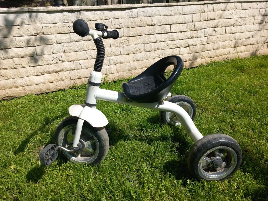 Бяла триколка колело