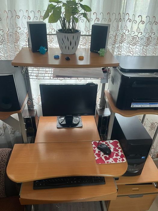 Продам компьютерный стол