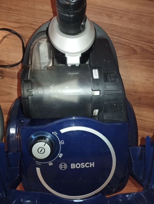 Пылесос Bosch 1800.  С стаканом.