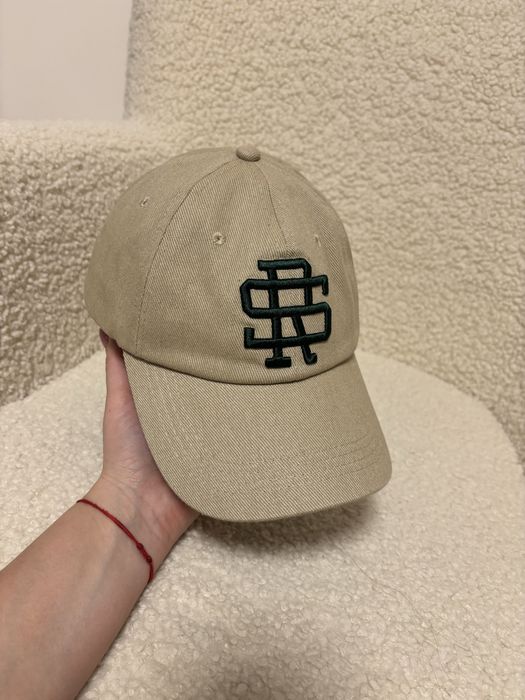 Бежова шапка с козирка