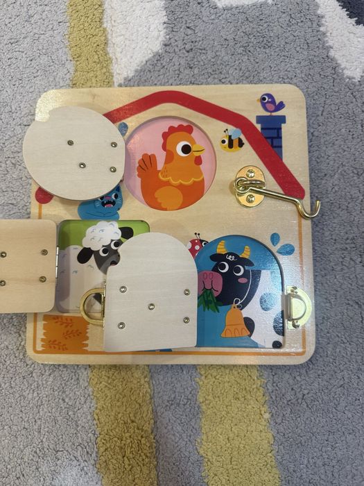 Детски занимателен бизиборд