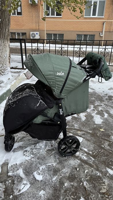 Всесезонная коляска Joie