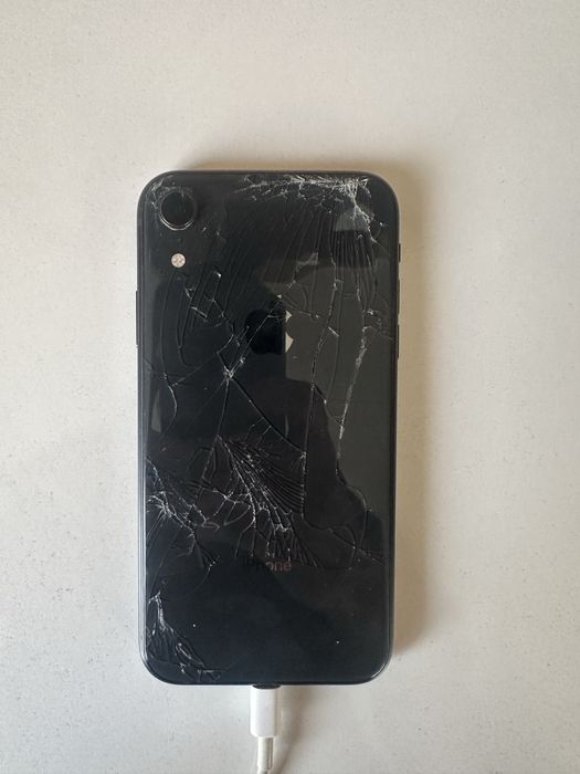 Айфон XR разбитый