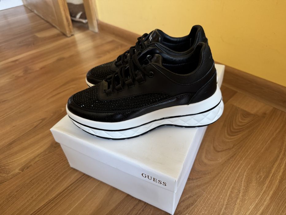 Adidasi Guess cu pietricele