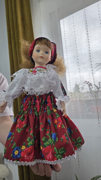 Păpușă decorativă din porțelan în port tradițional din Țara Oașului