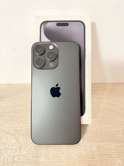 iPhone 15 Pro Max – 512 GB – Black Titanium, într-o stare excelentă, foarte bine întreținut.