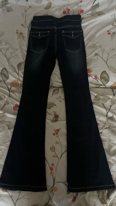 Темно-синие джинсы клеш