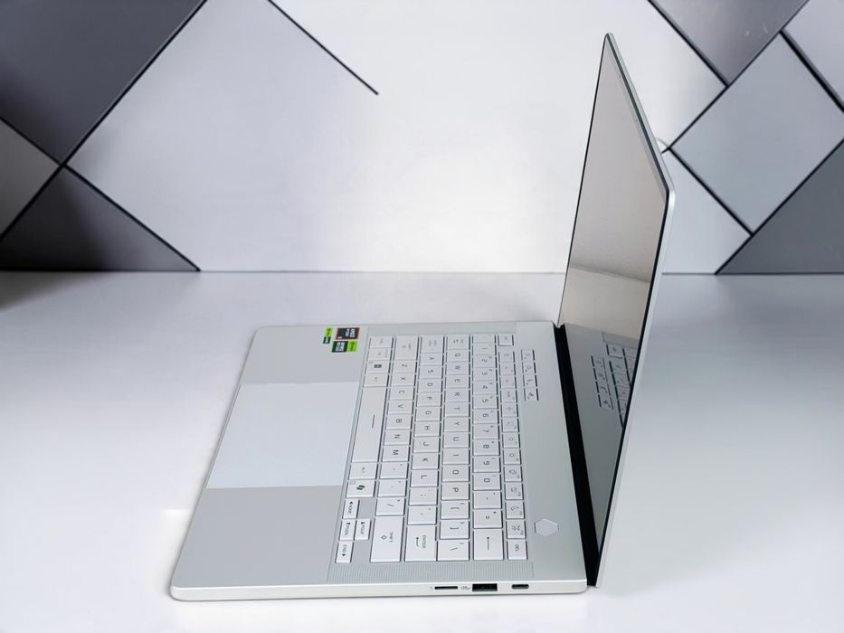 ASUS ROG Zephyrus G14 GA403UM 14" 3K 120Hz OLED 4.0 GHz Ryzen 9 270 RTX 5060 16GB LPDDR5X RAM 1 TB PCIe SSD НОВ! Гаранция!