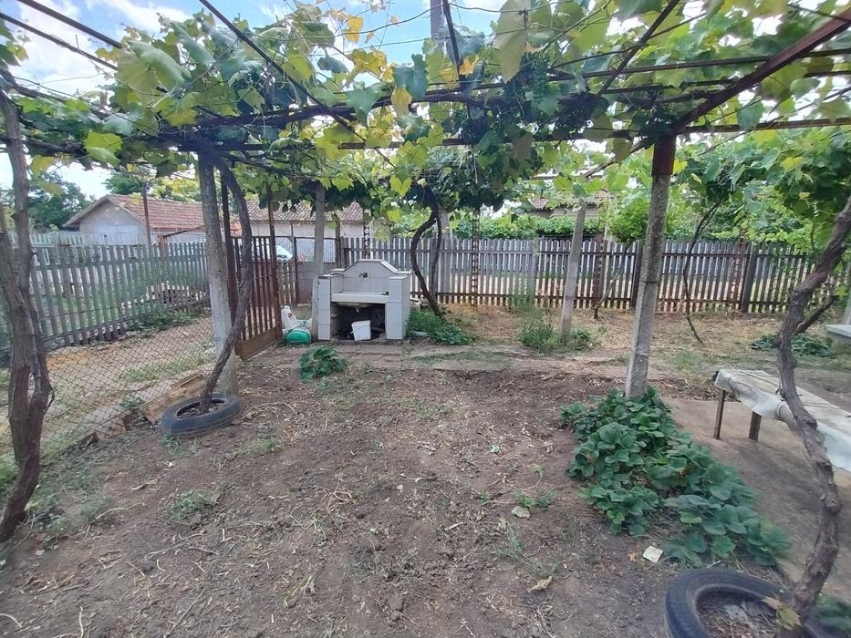 Продавам къща с дворно място в с. Дъбовик