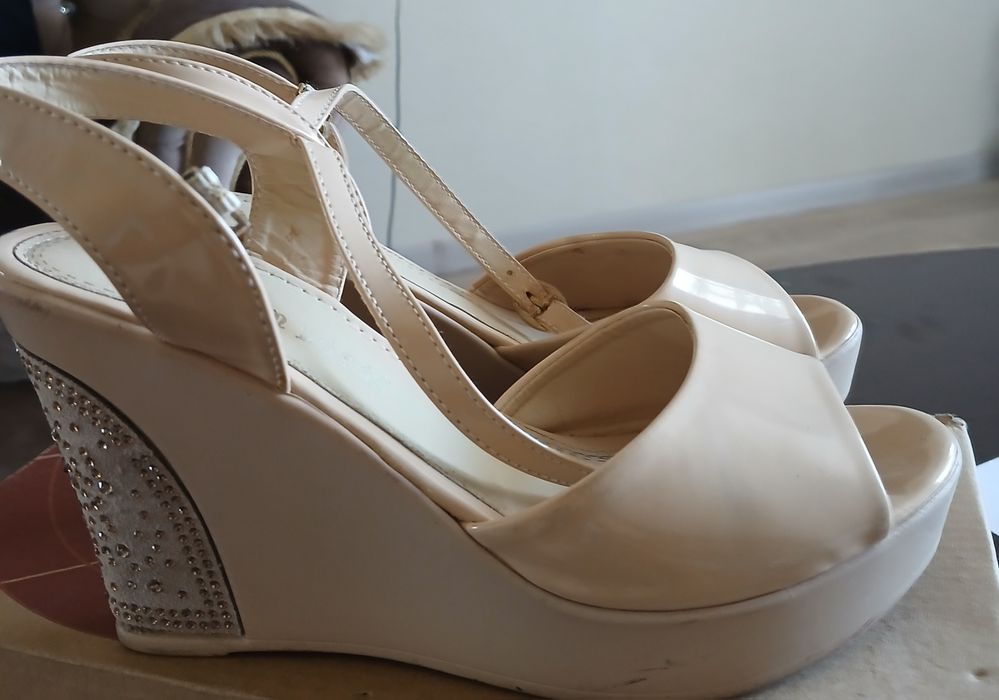 Босоножки новые  на