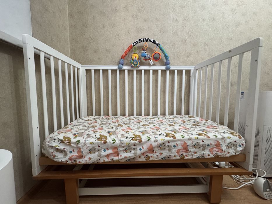 Продам детскую кровать с маятником
