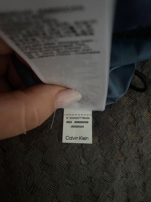 Vând geacă Calvin Klein