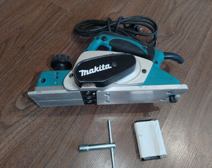 Рубанок электрический Makita 82 mm KP 0800
