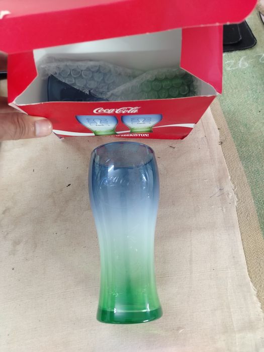 Стеклянный стаканы логотипом Coca Cola.