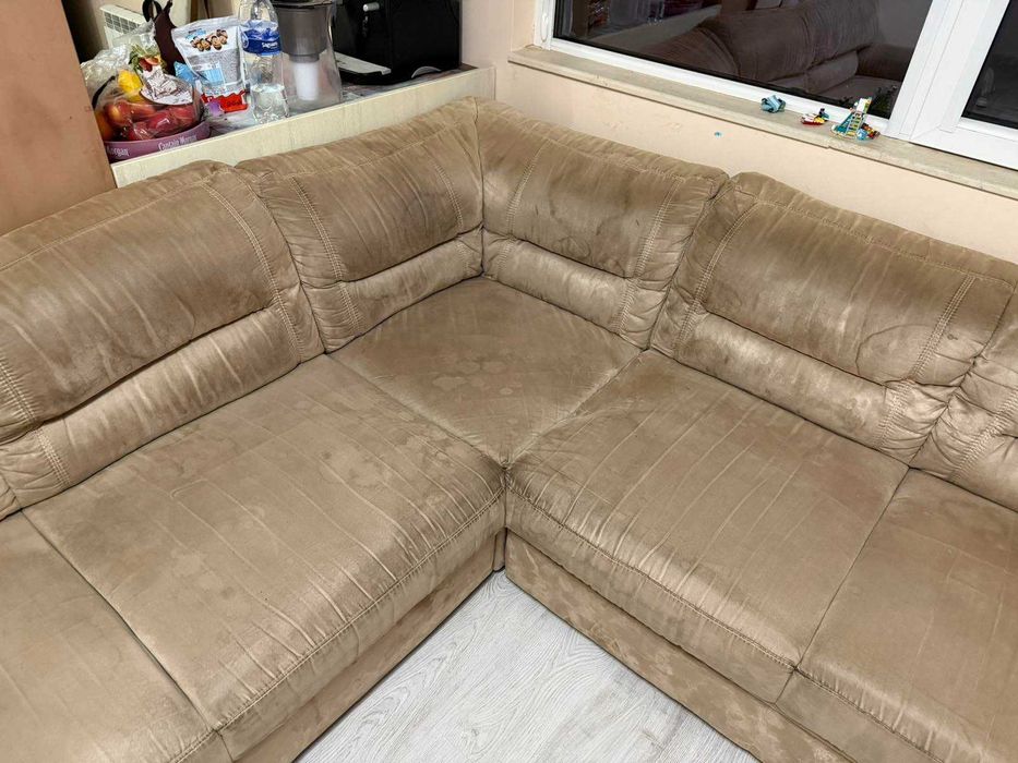 Голям десен ъглов диван (250х240 см) – Цвят Шампанско, с вградено шкафче