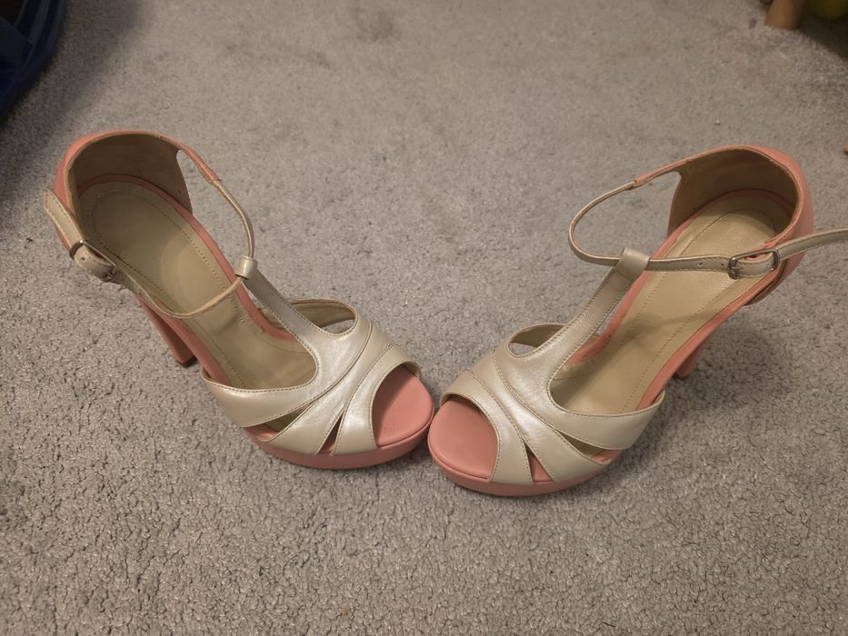 Vand sandale superbe  din piele naturala  marimea 37 purtate o singura data