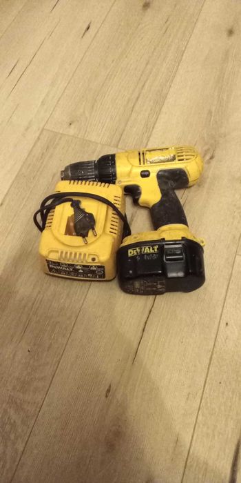 Masina de gaurit DeWalt 14.4 V , bateria defecta