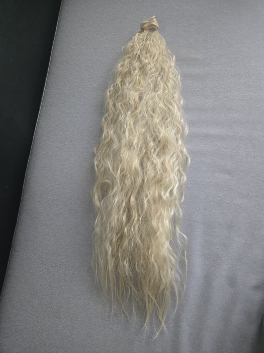 Чисто нова руса опашка на вълни