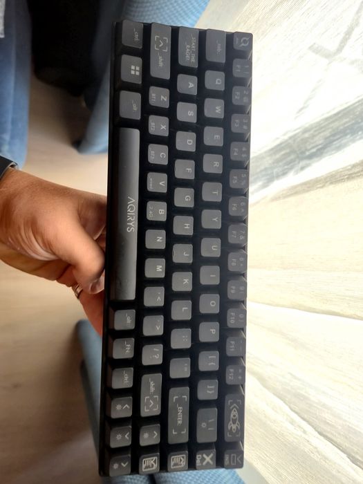 Vând Tastatura Gaming AQIRYS 65%