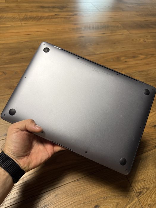 Macbook air 13”, 16gb ram, 512gb stocare, 8core cpu si gpu