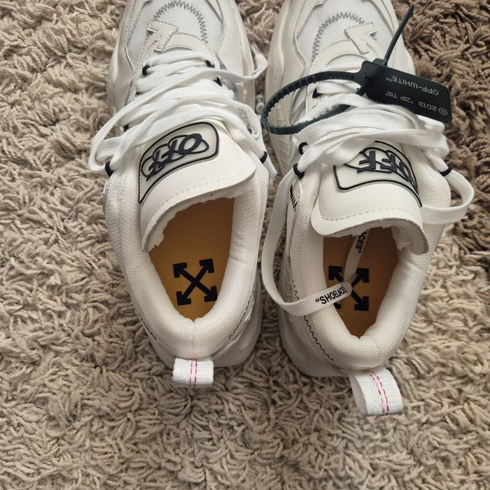 Off-white oddsy albi
