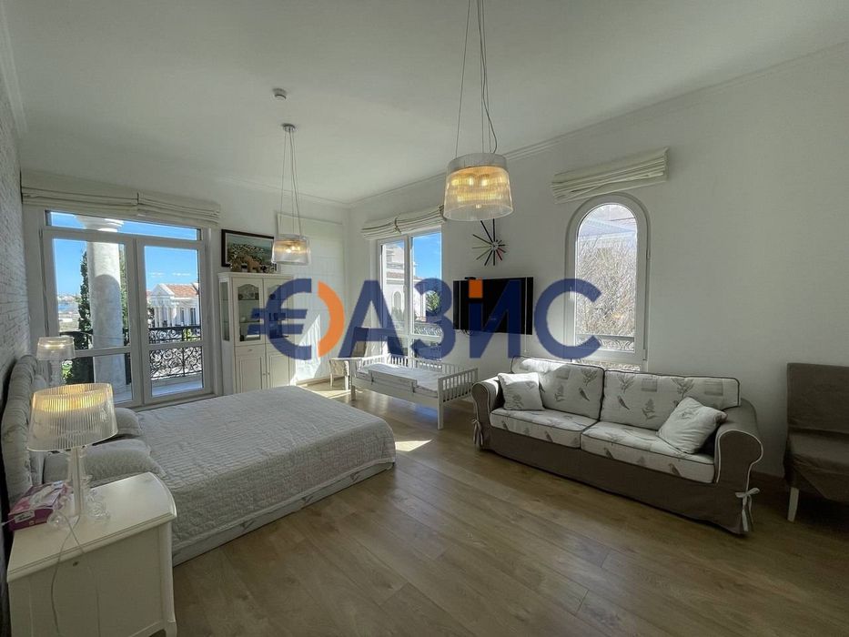 Луксозна триетажна къща край морето в комплекс "Олимпия", Созопол,