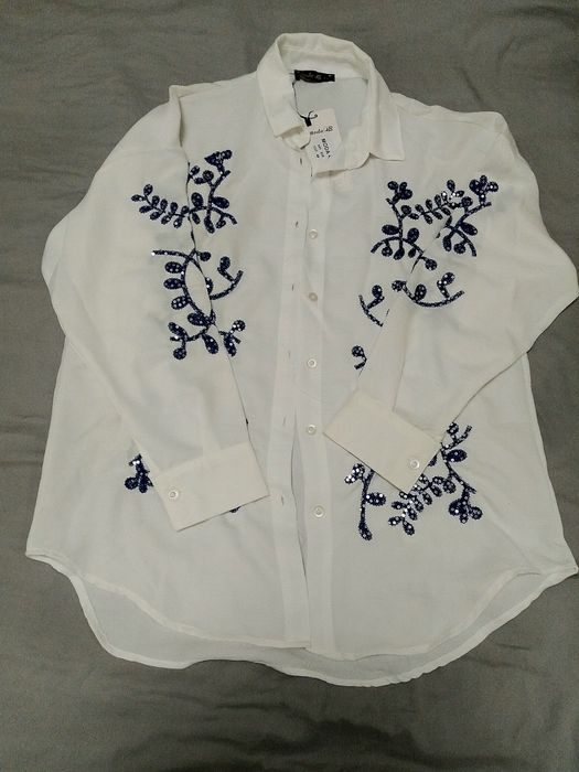 с новой белой блузкой и классическими брюками