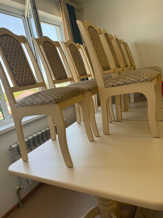 Стол и стулья