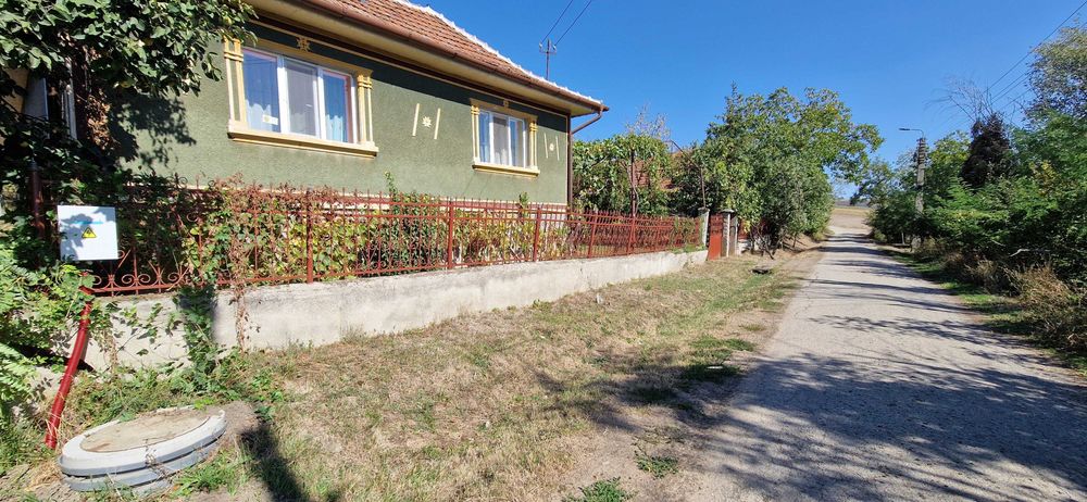 Vând casa la țară